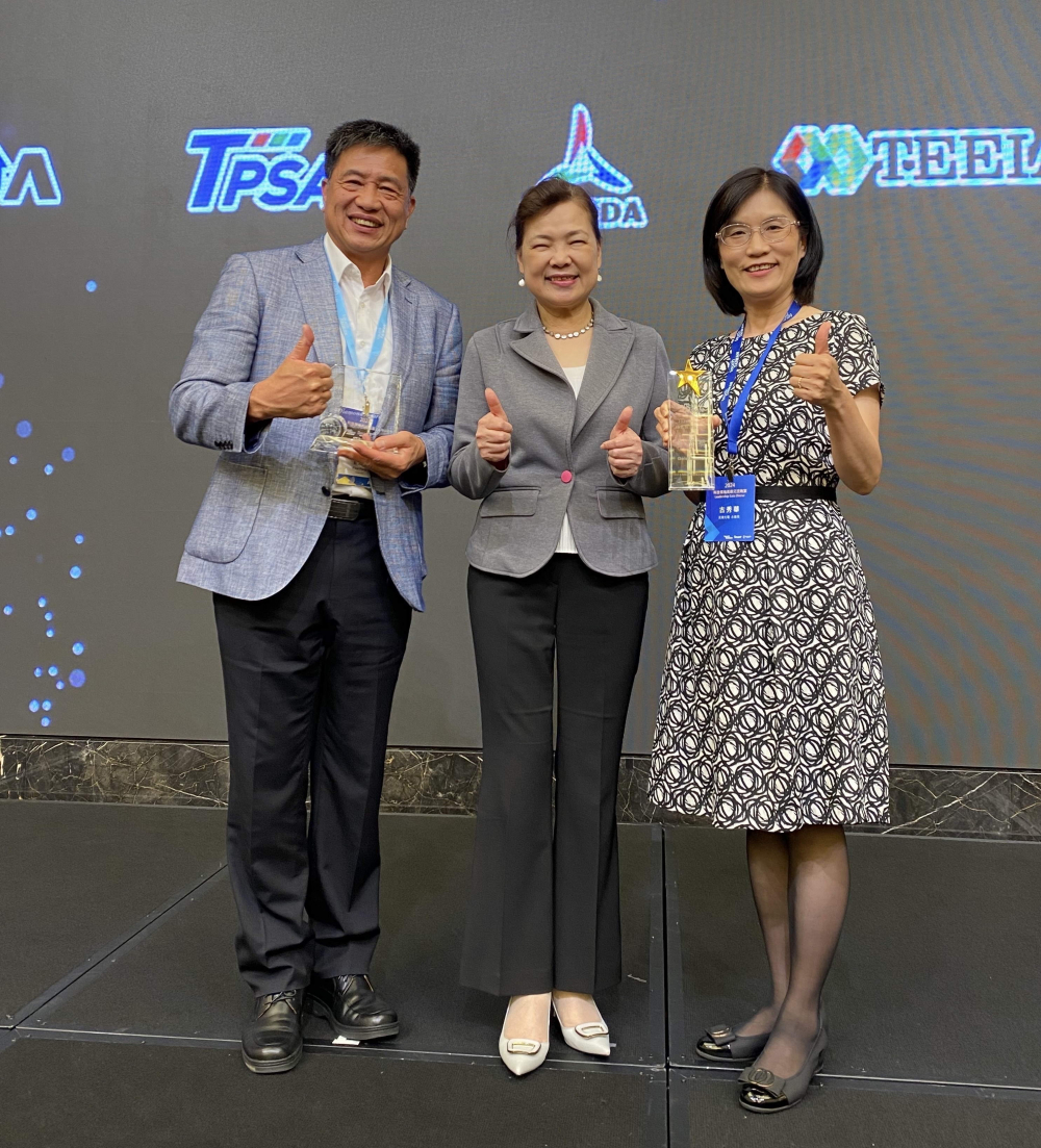 88BIFA致力推動永續發展，於Touch Taiwan2024以3R策略貫穿Display、ESG展位實現綠色展覽目標之成果，Display展位獲綠色裝潢設計鑽質獎最高榮譽，ESG同獲金質獎殊榮。由經濟部長王美花（中）親自頒予88BIFA光電董事長彭双浪（左）、88BIFA光電永續長古秀華（右）